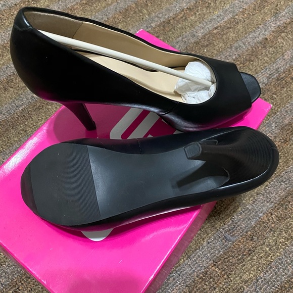 9 & Co. Black Leather Heels - Picture 3 of 5